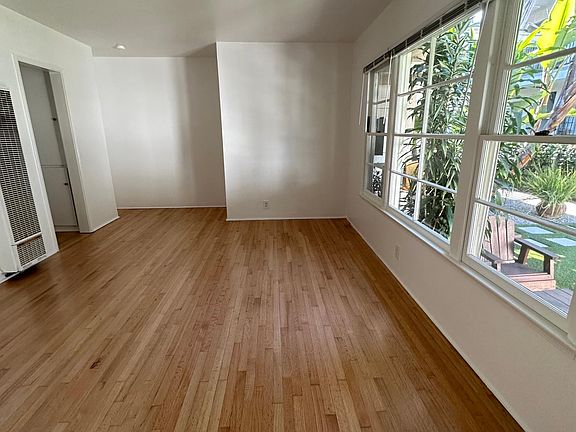 5th image of 938 11th St APT D