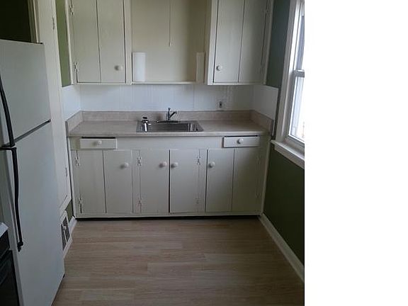 4th image of 251 School St