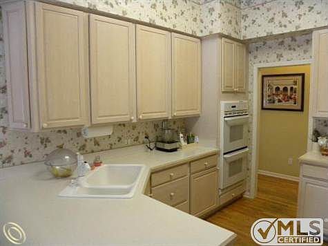 VERO 43435 KITCHENAREA.JPG