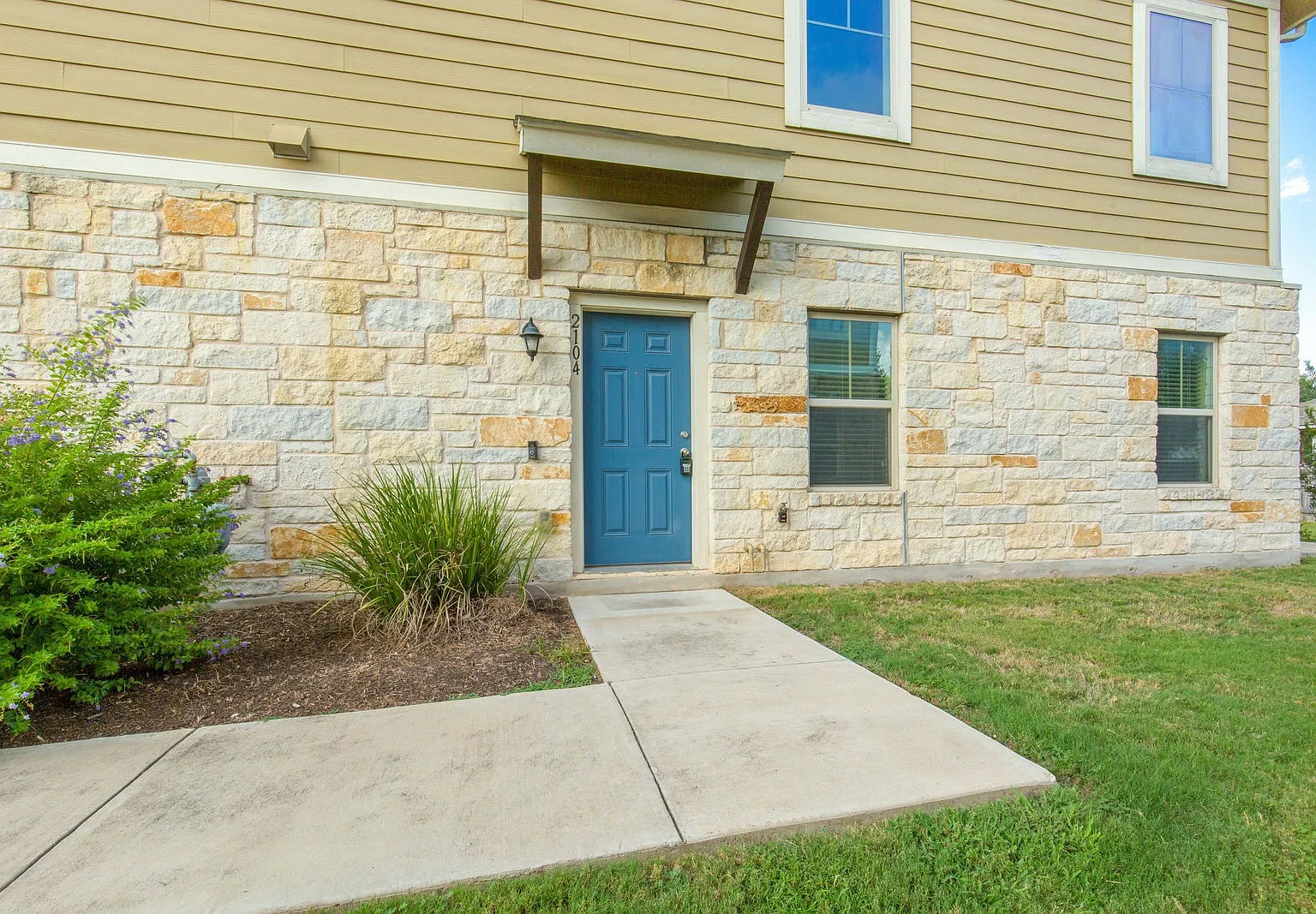 4 bed, 3.5 bath, 2170 sqft, $1,950 — Photo 3