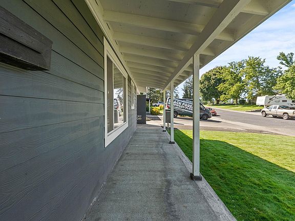 4th image of 2511 W Rosewood Ave