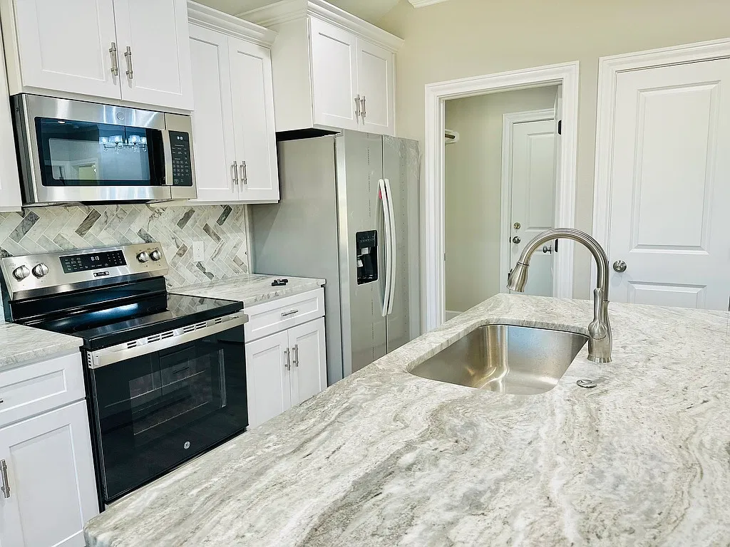 3 bed, 1350 sqft, $2,200 — Photo 4