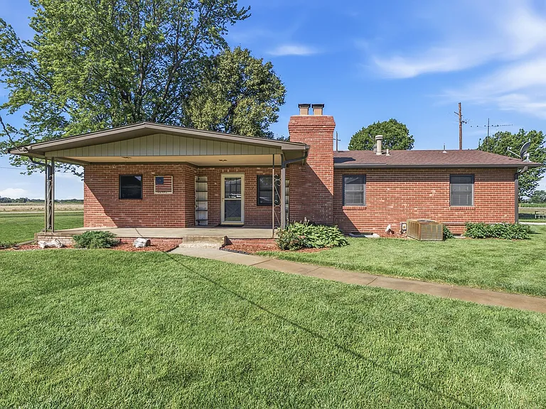 7804 N Seneca St — Photo 1