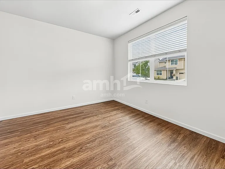245 Iris Ln — Photo 6