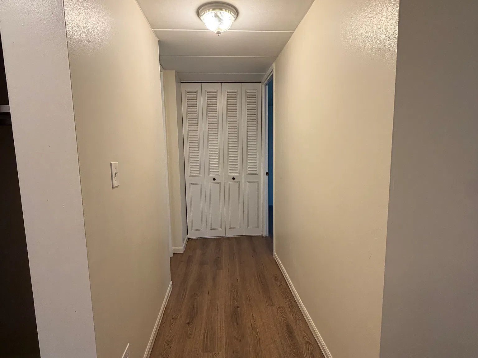 18 E Old Willow Rd — Photo 4