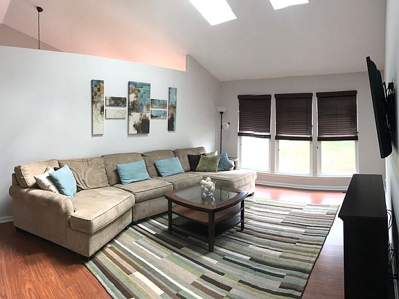 3rd image of 340 Meadow Lakes Blvd