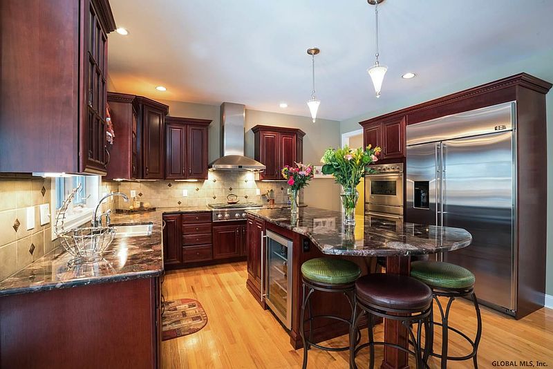 5th image of 14 SWEETBRIAR Drive