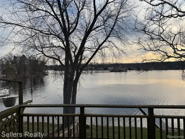 10091 Graham Dr, Clarkston, MI 48348
