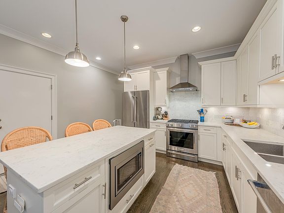 5th image of 3849 N Southport Ave APT 1