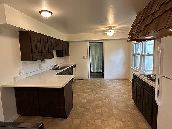 4th image of 637 W Main St