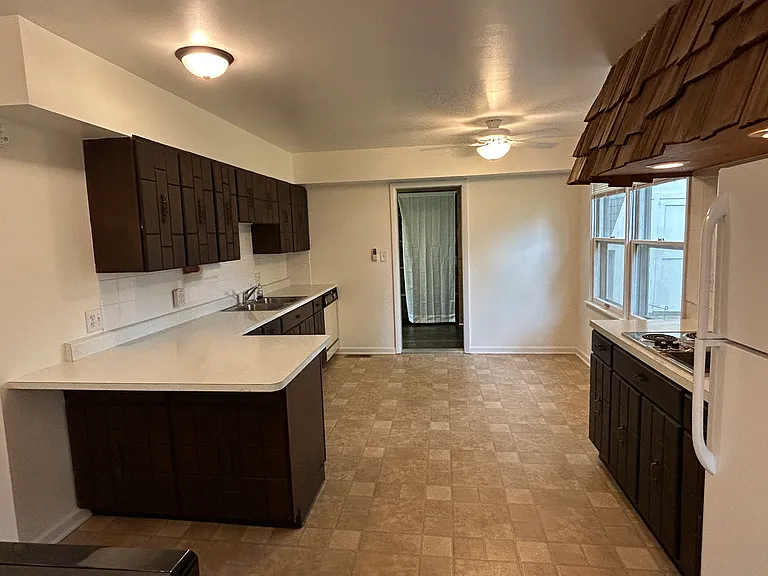637 W Main St — Photo 4