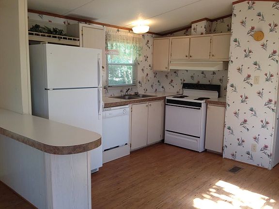 Kitchen (w dishwasher)