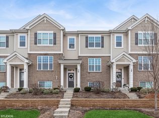 28 E Heritage Ct, Arlington Heights, IL 60004