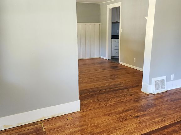 3rd image of 732 E Ewing Ave