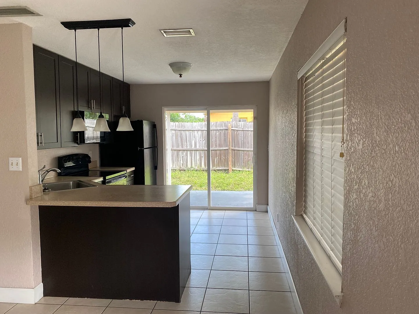 Schedule showing -2/1 single family , fenced in yard — Photo 1
