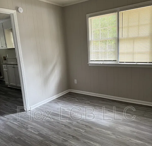 100 Oak Ln — Photo 2