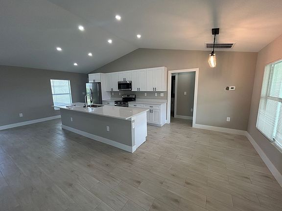 4th image of 2524 NE 1st Pl