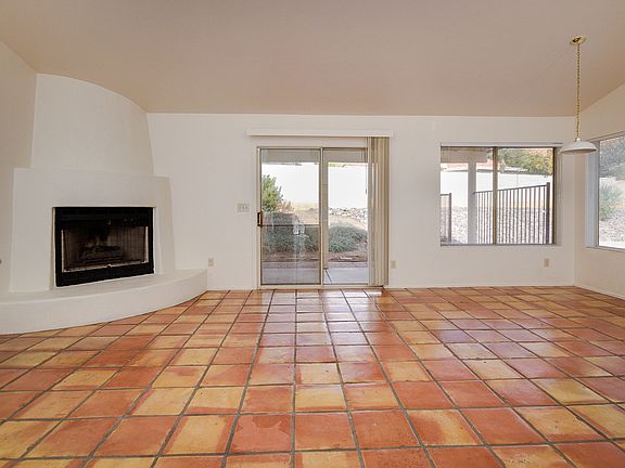 5th image of 920 W Graythorn Pl