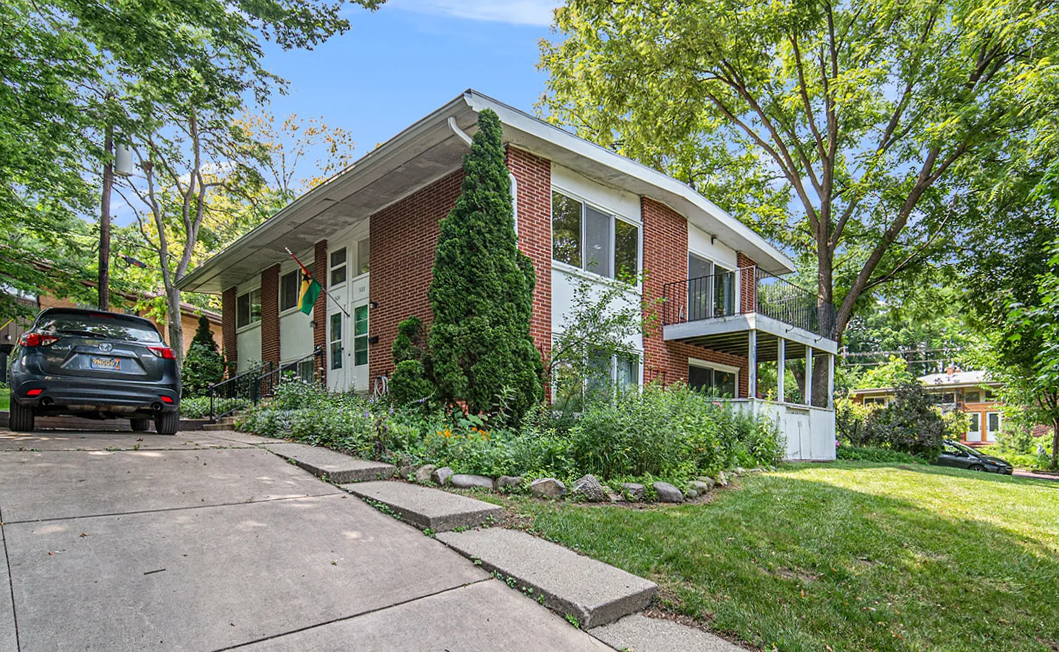 3 bed, 1.5 bath, 1372 sqft, $2,300 — Photo 2