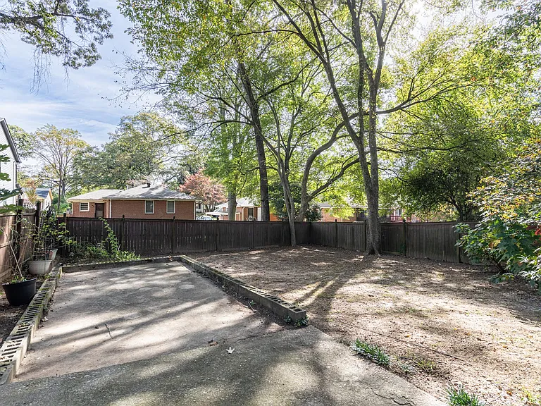 211 Sisson Ave NE — Photo 26