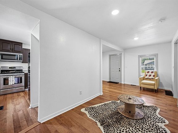 4th image of 1126 32nd St NE