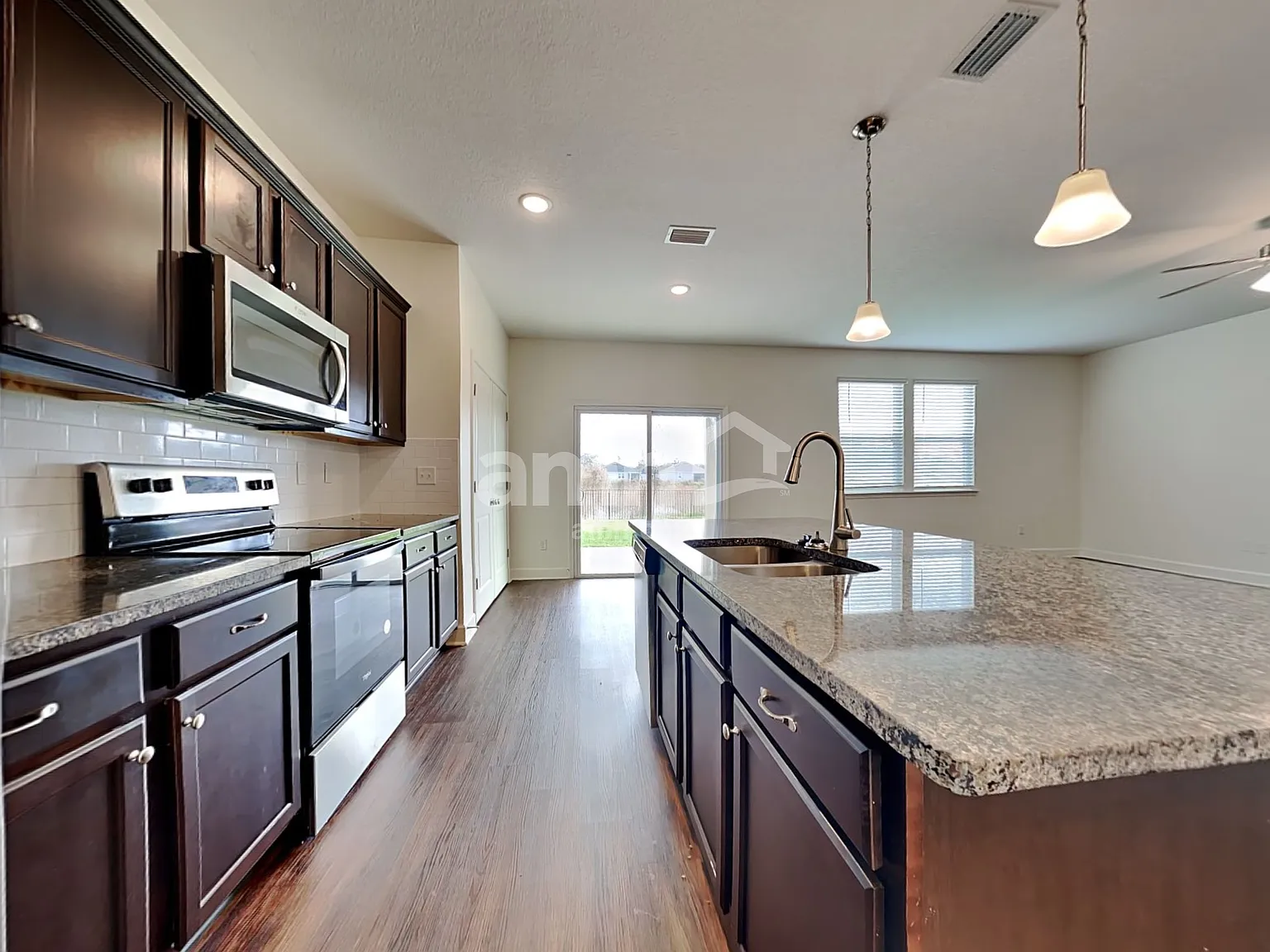 4 bed, 2.5 bath, 1977 sqft, $2,205 — Photo 3