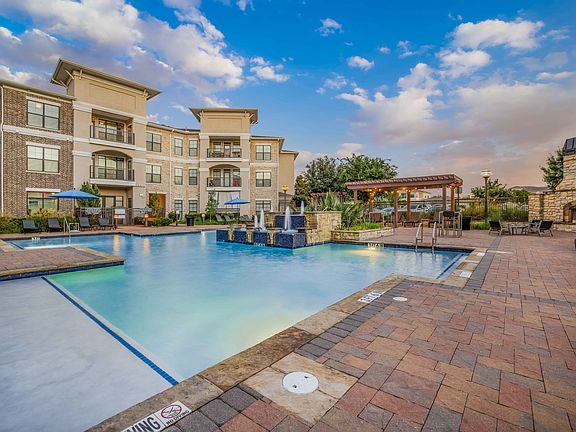 Resort-style Swimming Pool with Tanning Ledge and Sundeck