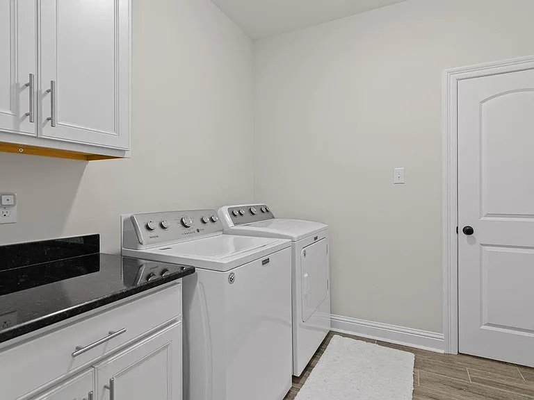 289 Lake Pride Dr — Photo 16