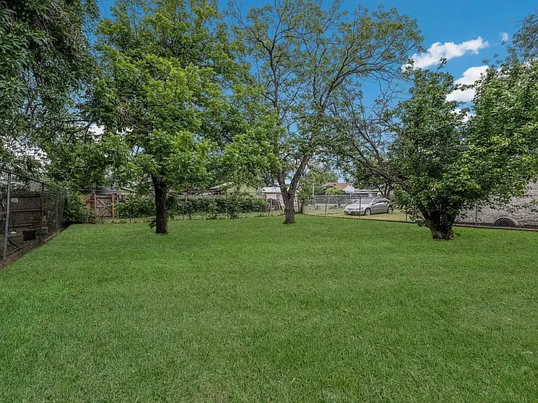 858 Harriman Pl — Photo 17