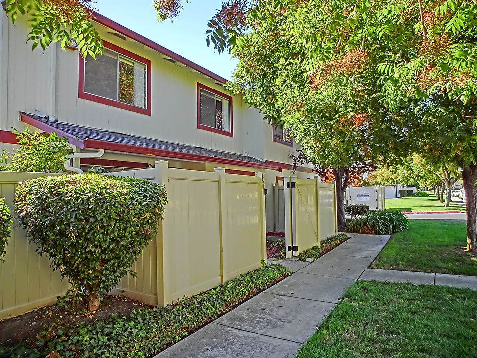 1st image of 656 Galleon Ct