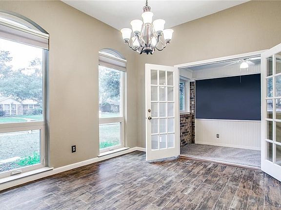 3rd image of 124 Meadowglen Cir