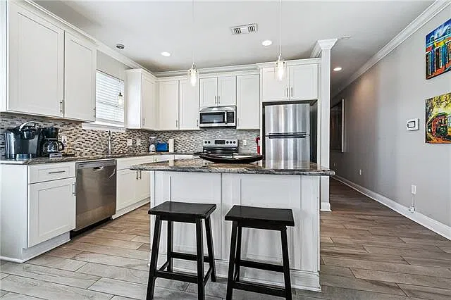3 bed, 3.0 bath, 1256 sqft, $3,000 — Photo 3