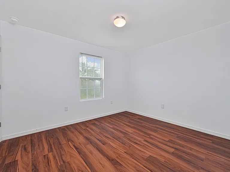 305 NW 16th Pl — Photo 8