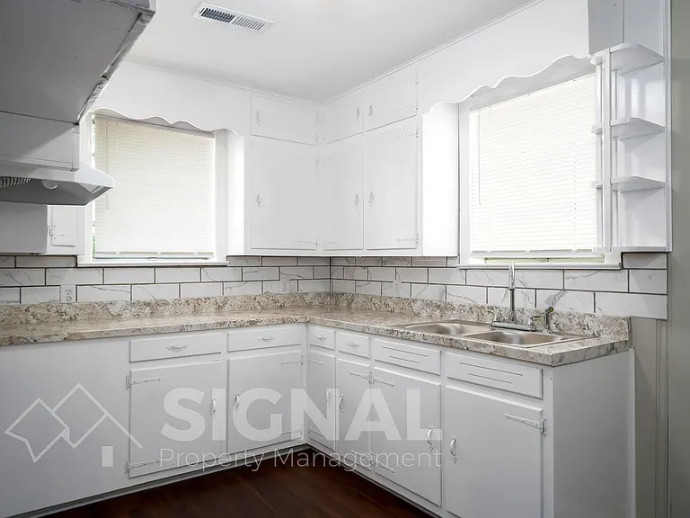 1524 33rd St — Photo 8