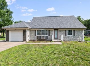 302 E 12th St, Kearney, MO 64060