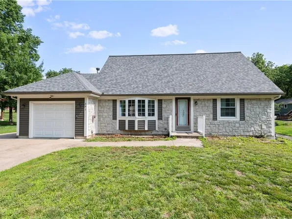 302 E 12th St, Kearney, MO 64060