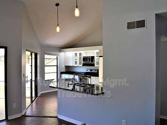 4th image of 310 Parkside Ln