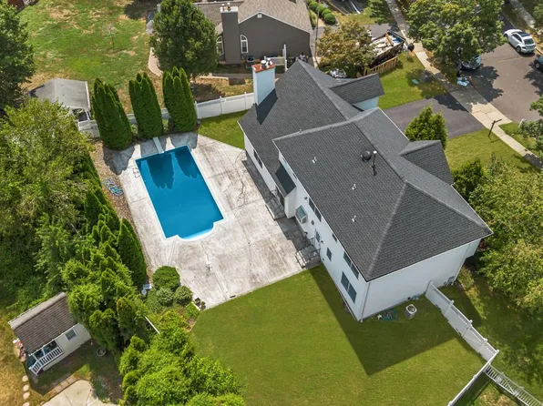 18 Lea Dr, Hamilton, NJ 08690
