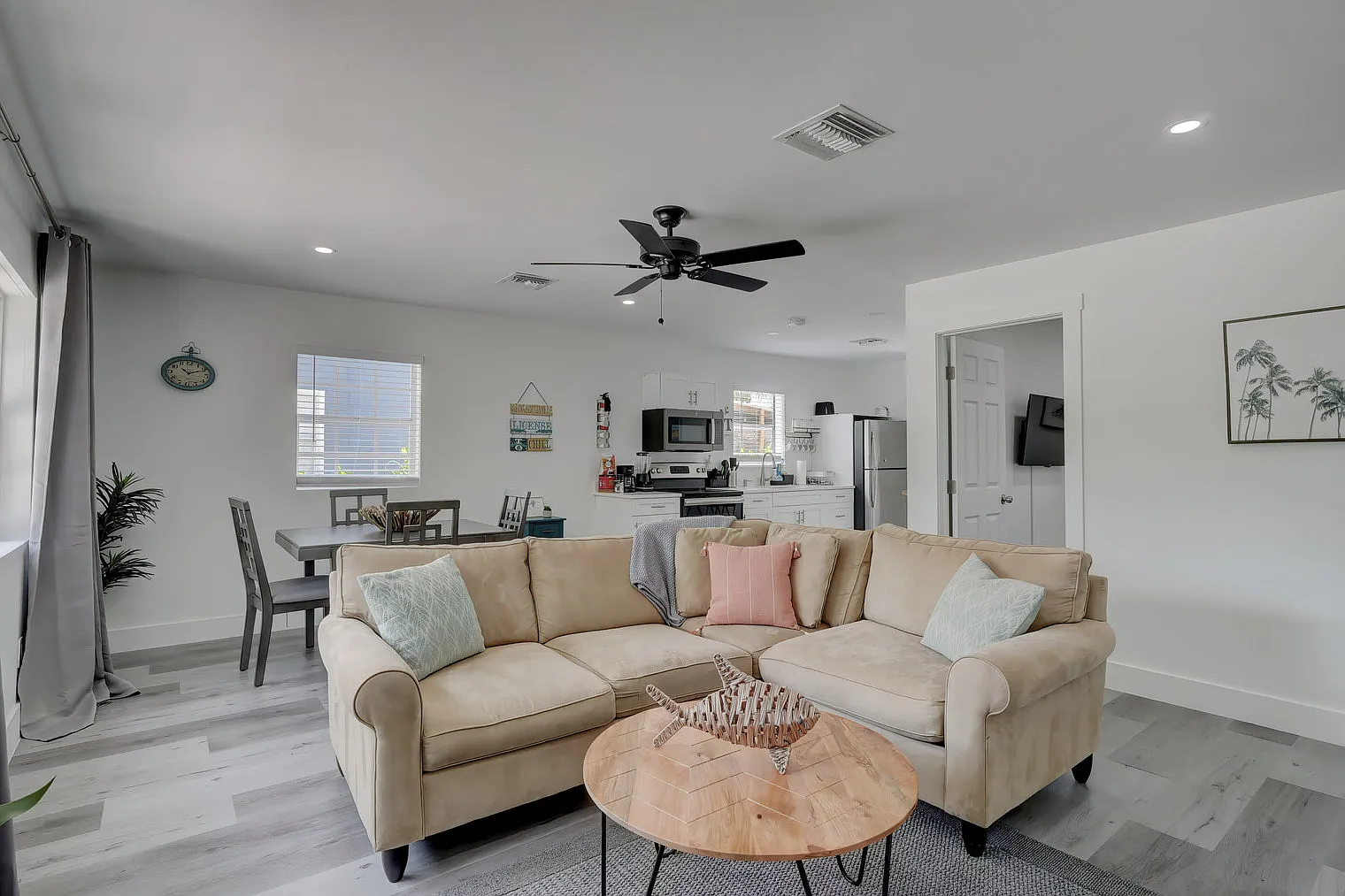 2 bed, 1.0 bath, 1033 sqft, $4,422 — Photo 2