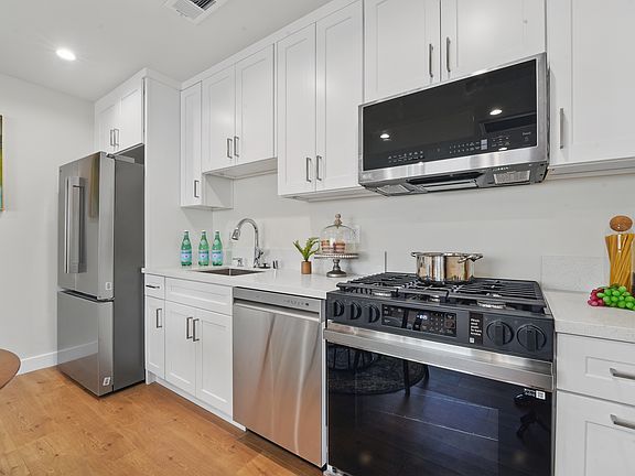 5th image of 8140 Vantage Ave