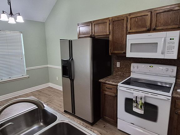 5th image of 306 N Grove Cir