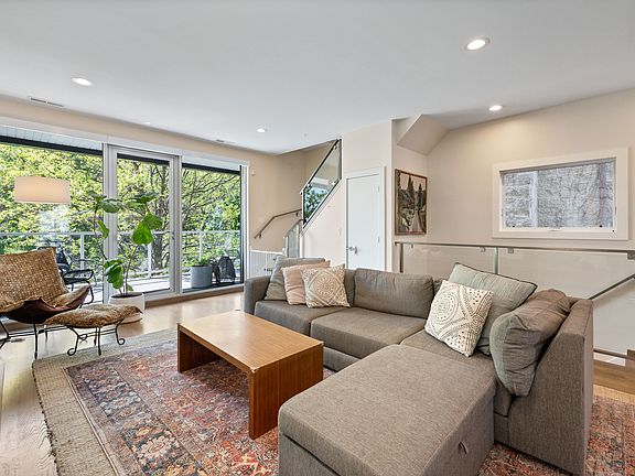 3rd image of 2235 N Oakley Ave #2