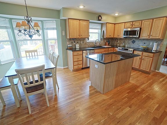 3rd image of 4814 Sarah Dr