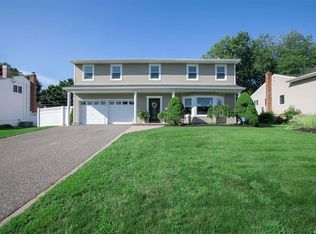 52 Primrose Ln, Kings Park, NY 11754