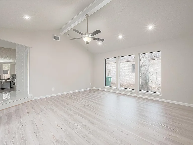 6107 Sanford Rd — Photo 4