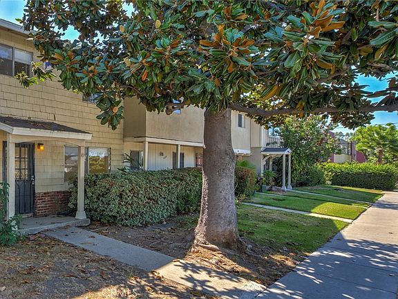 3rd image of 410 N Cerritos Ave
