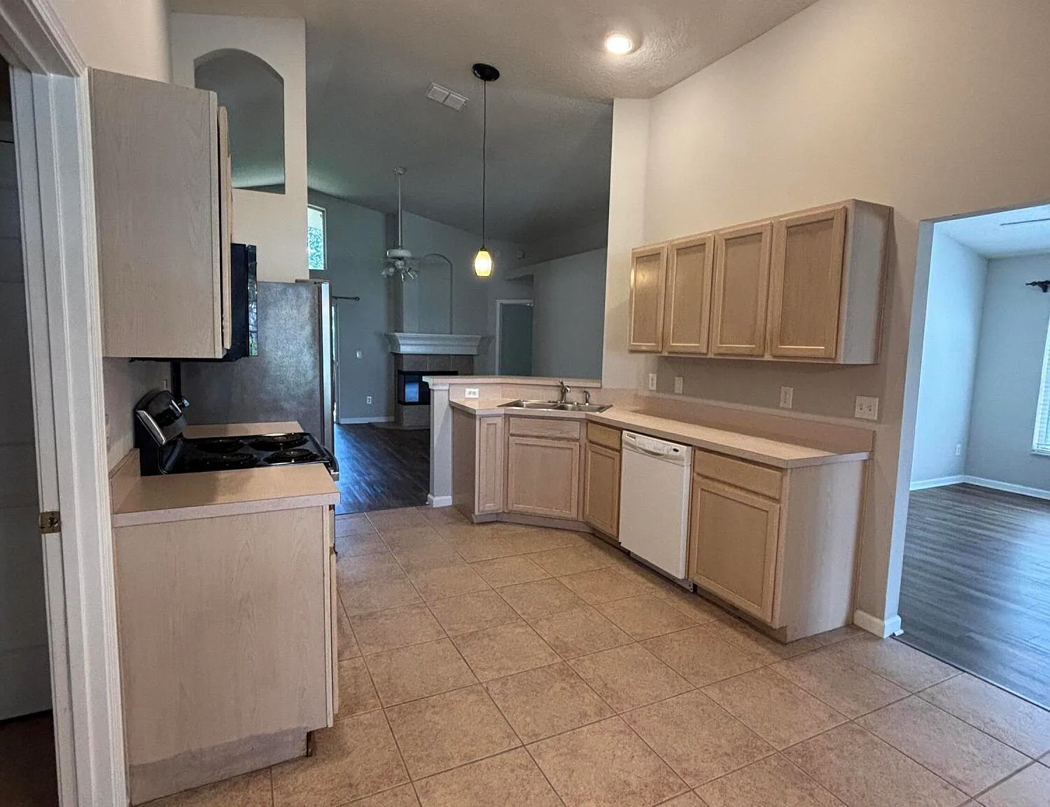 4 bed, 2.0 bath, 1904 sqft, $2,450 — Photo 3