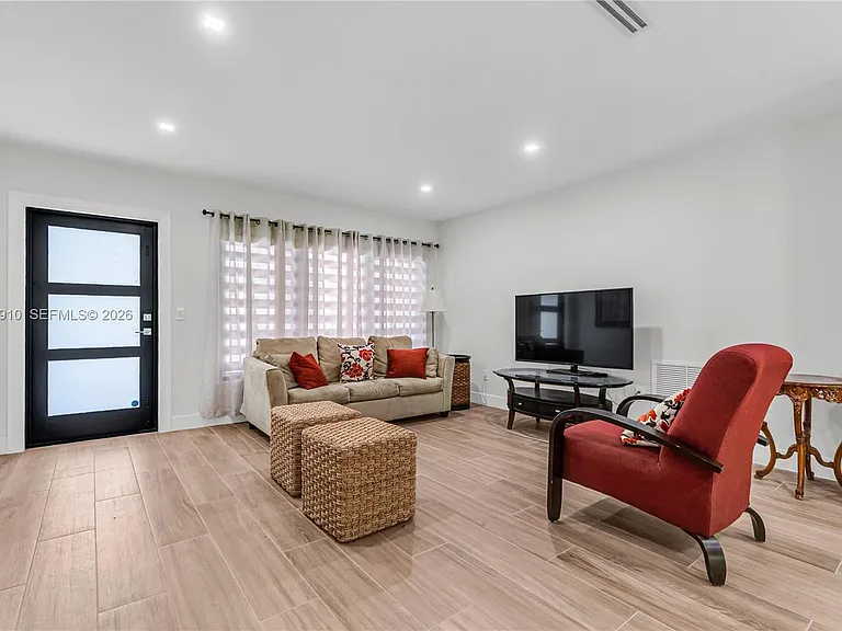 1015 Pizarro St — Photo 4