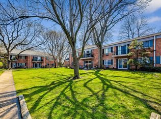 2411 S Goebbert Rd UNIT 109, Arlington Heights, IL 60005