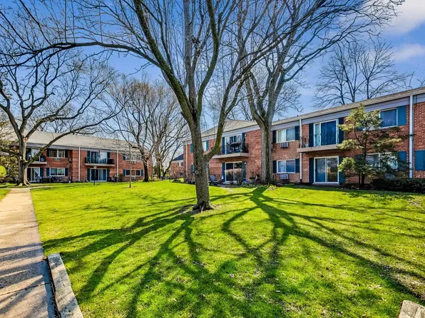 2411 S Goebbert Rd Unit 109, Arlington Heights, IL 60005